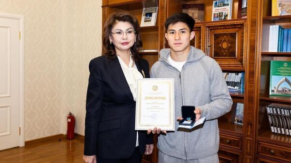 Зампремьера Казахстана Аида Балаева вручила футболисту Дастану Сатпаеву молодежную премию Дарын - Sputnik Казахстан