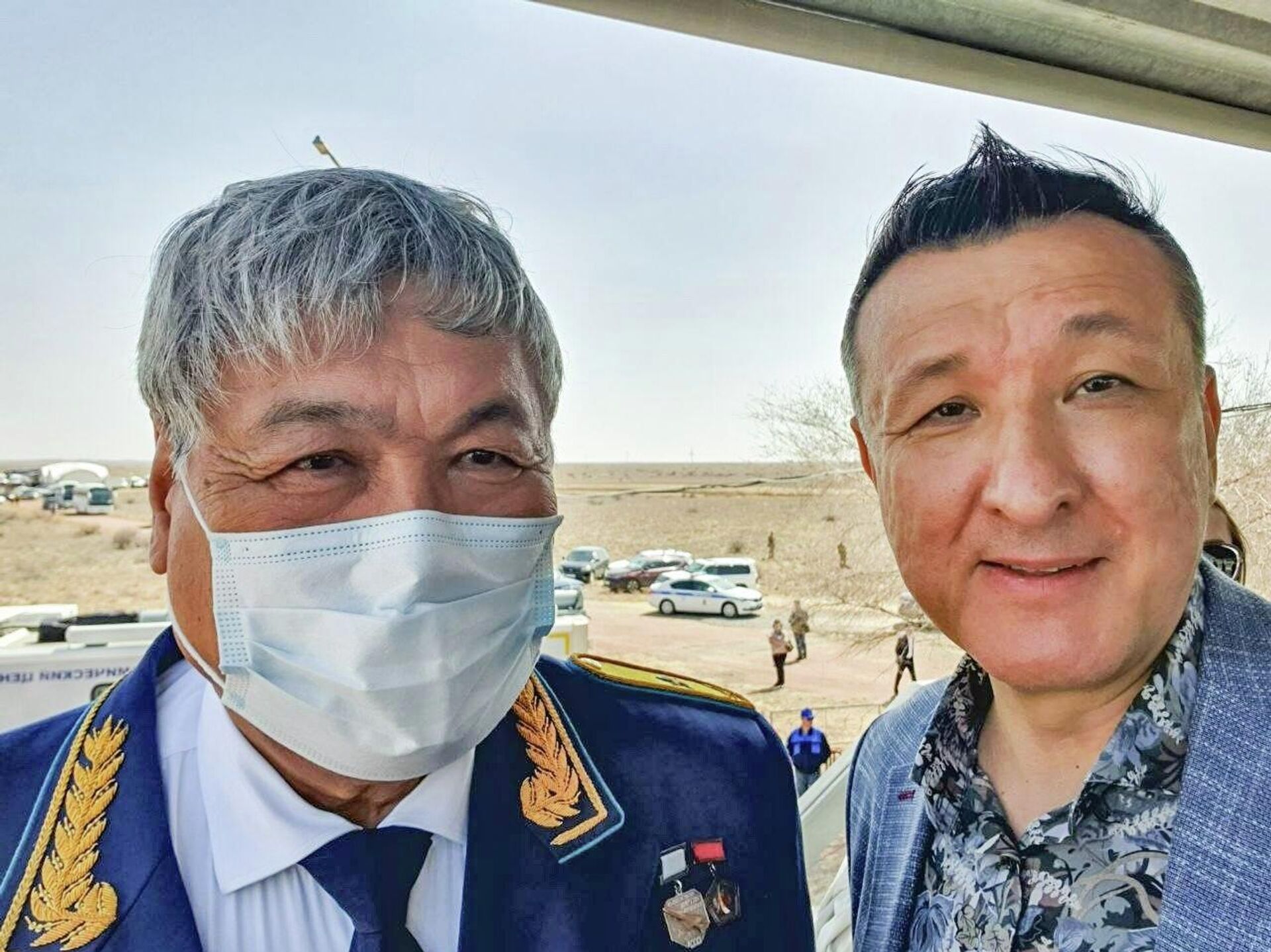 Ильяс Аутов на космодроме Байконур с первым казахстанским космонавтом Тохтаром Аубакировым Ильяс Аутов на космодроме Байконур с первым казахстанским космонавтом Тохтаром Аубакировым - Sputnik Казахстан, 1920, 10.04.2026