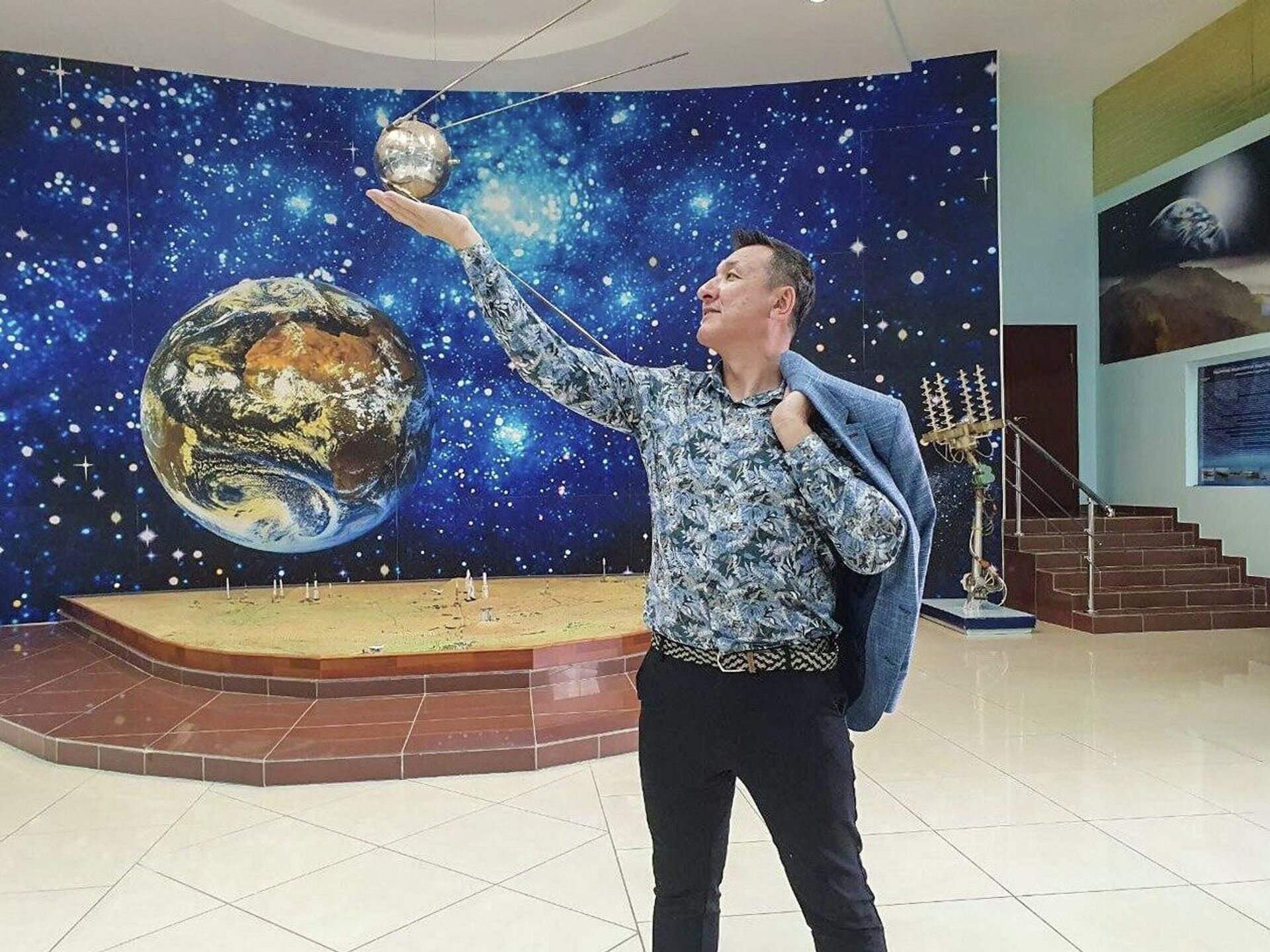 Ильяс Аутов в музее города Байконур Ильяс Аутов в музее города Байконур - Sputnik Казахстан, 1920, 10.04.2026