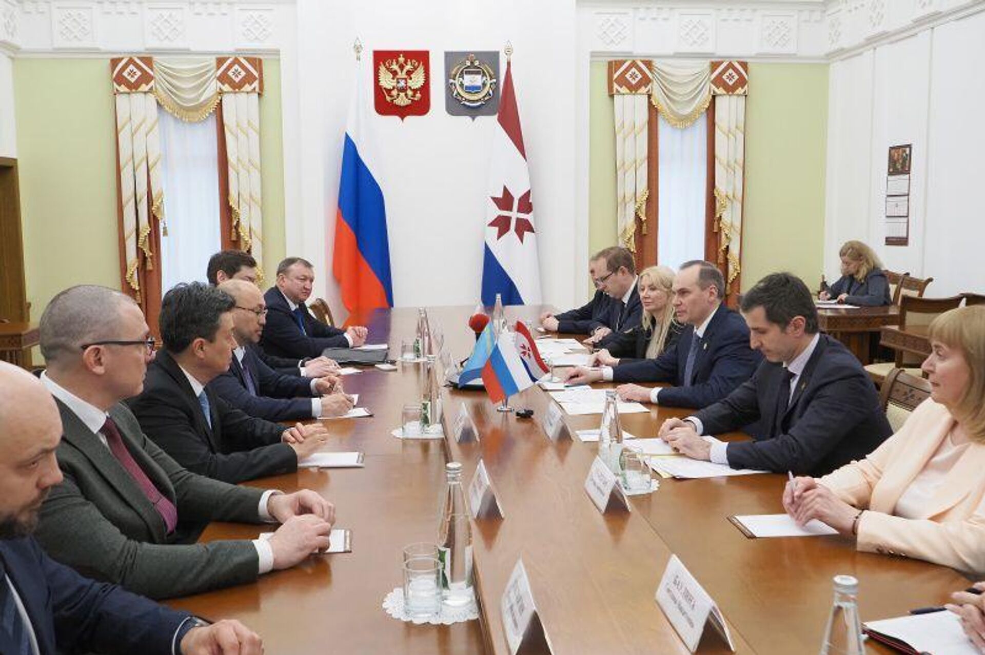 Посол Казахстана в РФ Даурен Абаев и консулы встретились с главой Мордовии Артемом Здуновым - Sputnik Казахстан, 1920, 10.04.2026