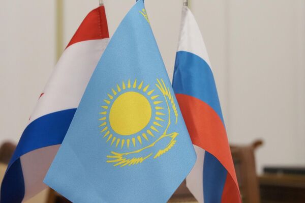Флаги Казахстана и России - Sputnik Казахстан