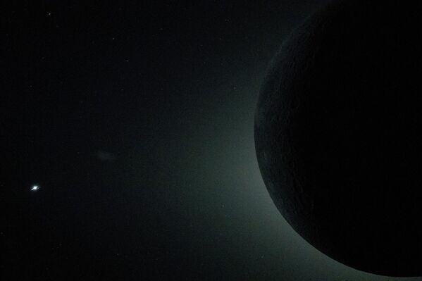 Күн сәулесімен жартылай жарықтанған Ай бөлігі, Artemis II миссиясының экипажы ұшу кезінде түсірген. - Sputnik Қазақстан