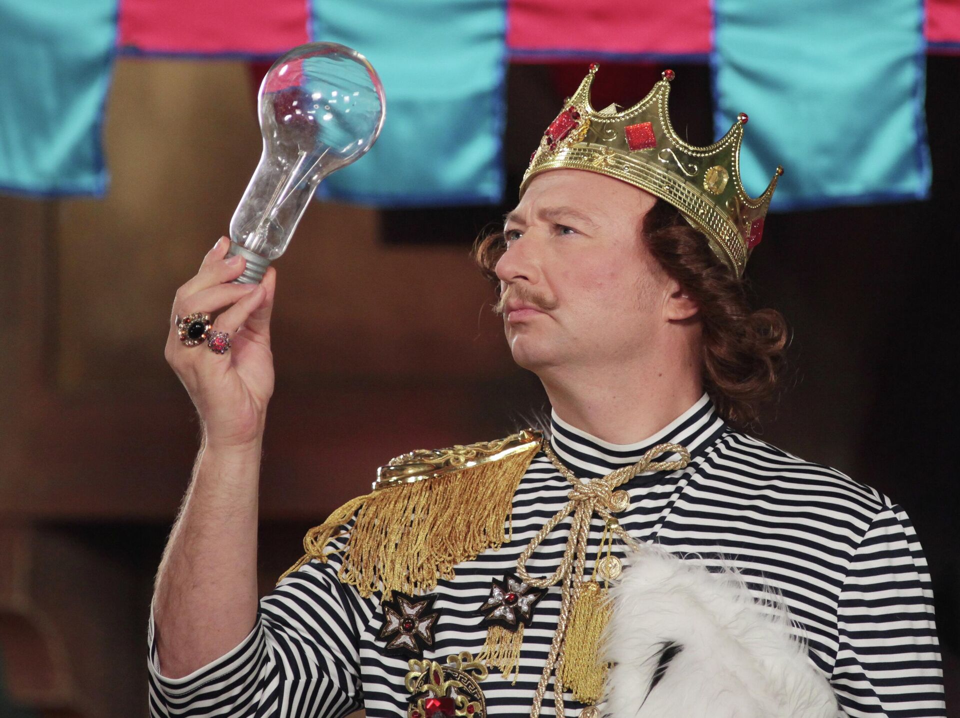 Актер Юрий Гальцев в роли Голого Короля на съемках новогоднего телевизионного мюзикла Красная Шапочка  - Sputnik Казахстан, 1920, 11.04.2026