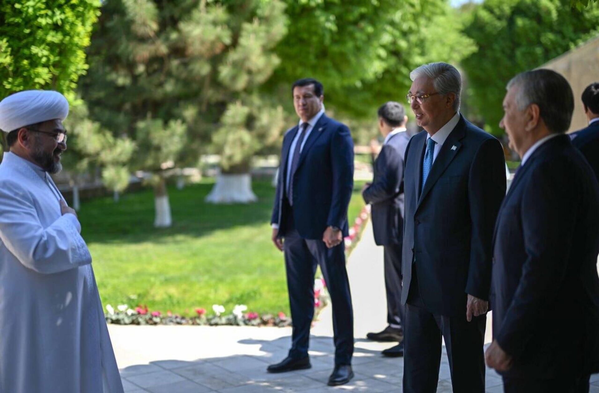 Қазақстан мен Өзбекстан президенттері Бахауддин Нақышбанди мемориалдық кешеніне барды - Sputnik Қазақстан, 1920, 11.04.2026