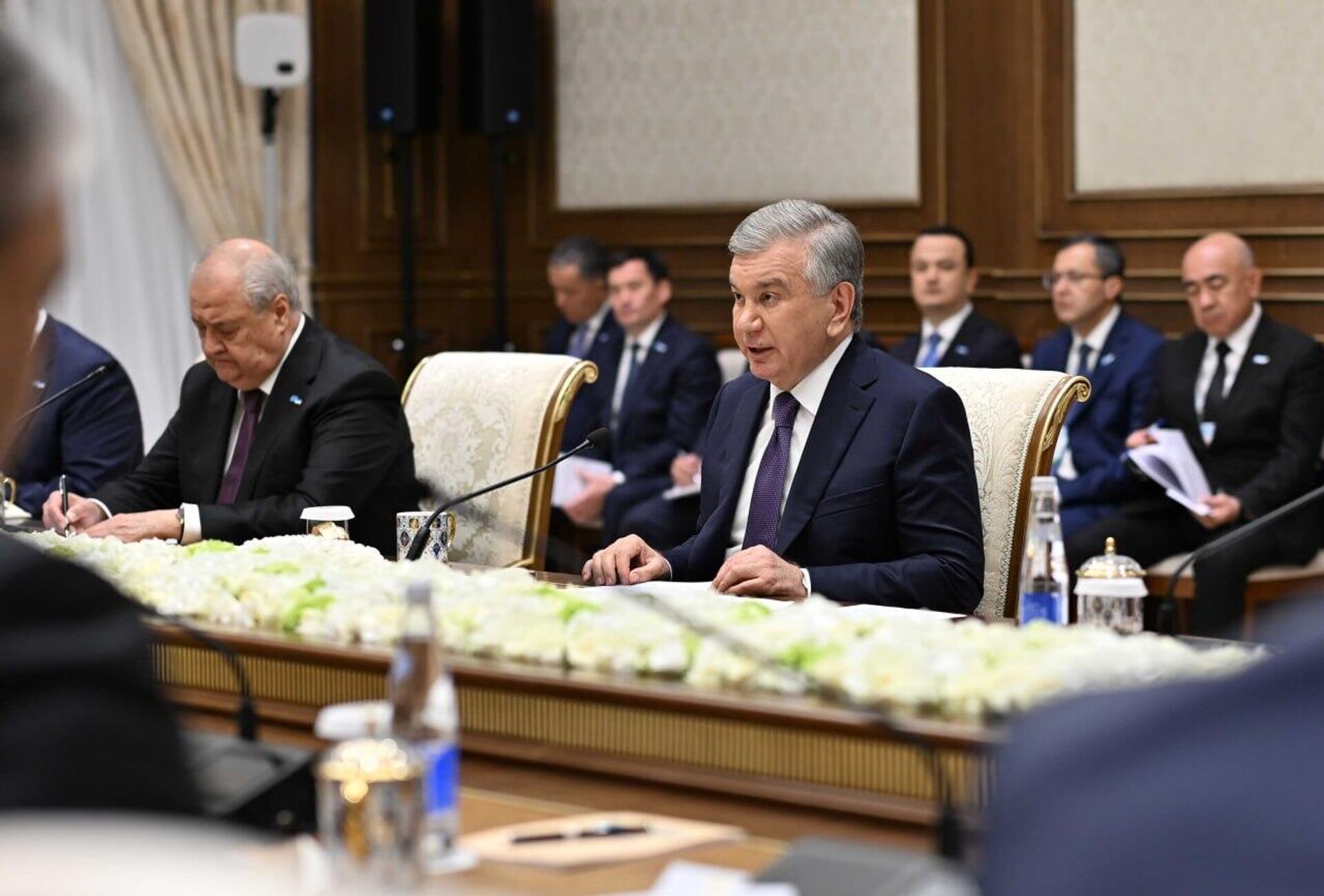  Касым-Жомарт Токаев и Шавкат Мирзиёев провели неформальную встречу в Бухаре
 - Sputnik Казахстан, 1920, 11.04.2026