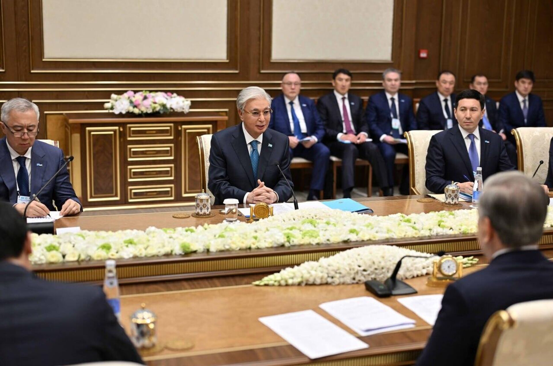  Касым-Жомарт Токаев и Шавкат Мирзиёев провели неформальную встречу в Бухаре
 - Sputnik Казахстан, 1920, 11.04.2026