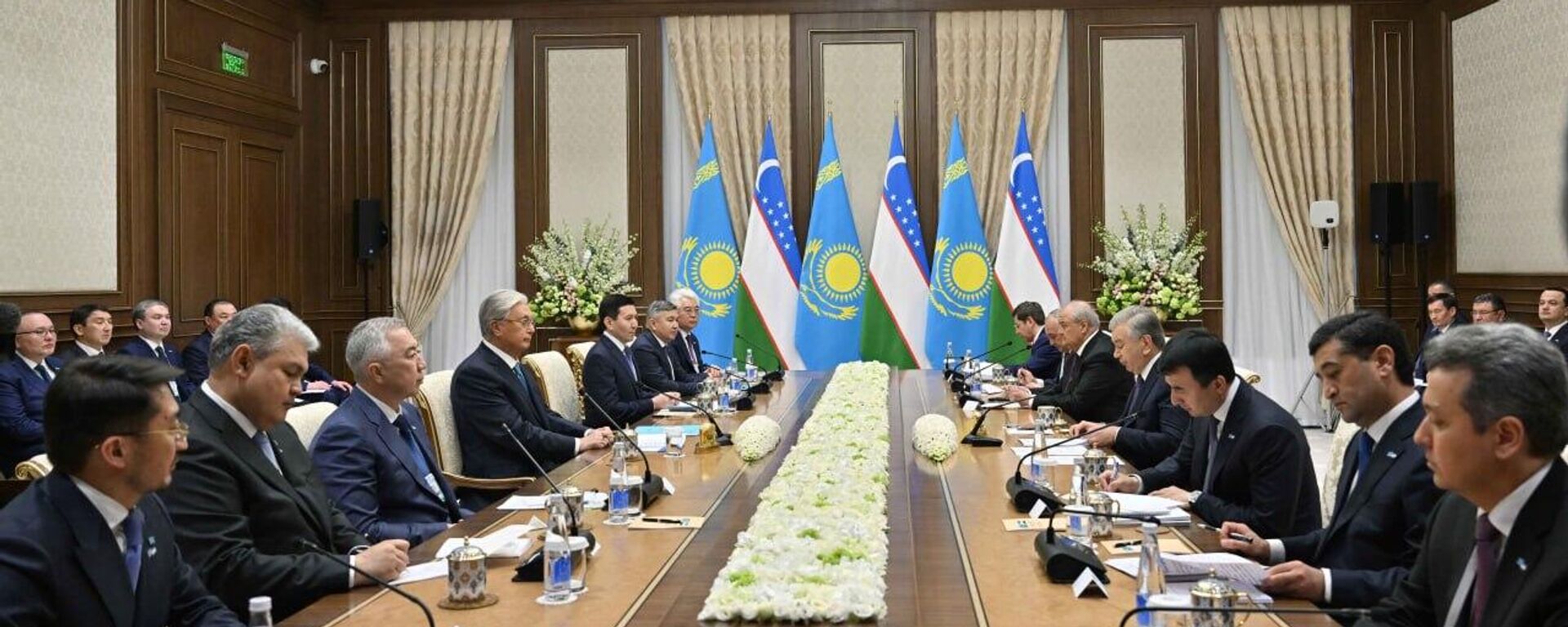  Касым-Жомарт Токаев и Шавкат Мирзиёев провели неформальную встречу в Бухаре
 - Sputnik Қазақстан, 1920, 11.04.2026