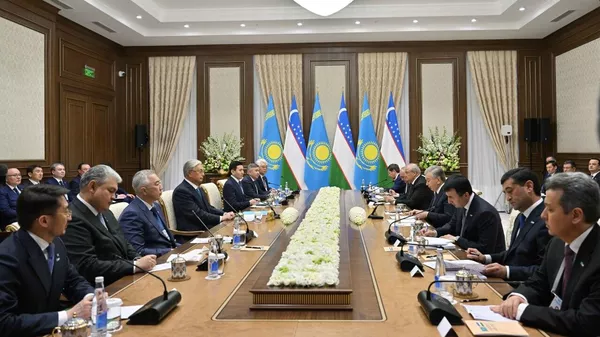  Касым-Жомарт Токаев и Шавкат Мирзиёев провели неформальную встречу в Бухаре
 - Sputnik Қазақстан