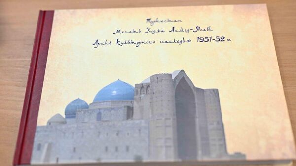 Шавкат Мирзиёев передал Касым-Жомарту Токаеву копии найденных в Узбекистане ценных документов - Sputnik Казахстан