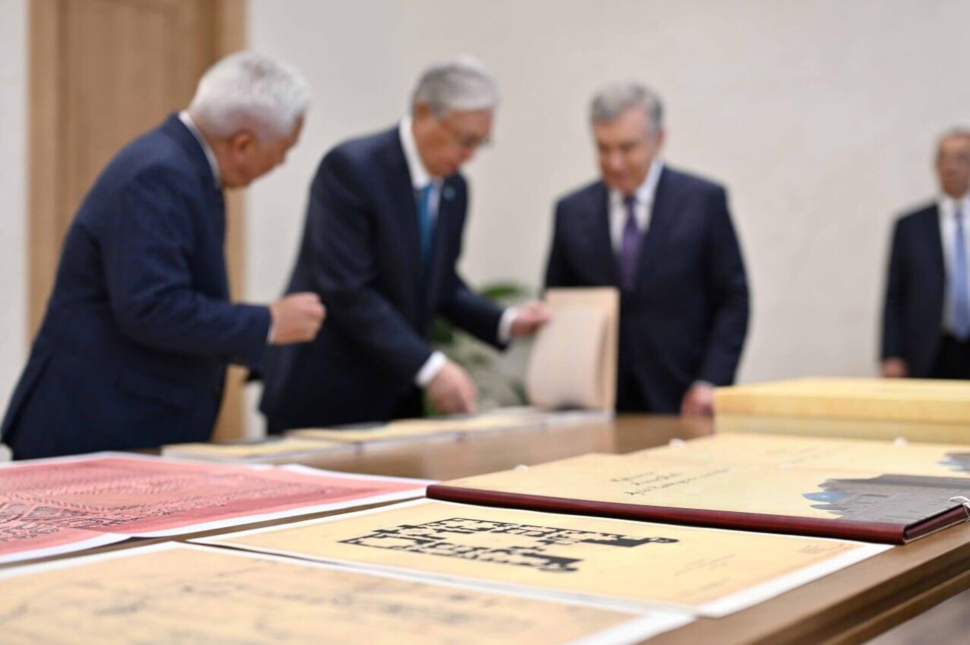 Шавкат Мирзиёев передал Касым-Жомарту Токаеву копии найденных в Узбекистане ценных документов - Sputnik Казахстан, 1920, 11.04.2026