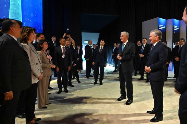 Касым-Жомарт Токаев и Шавкат Мирзиёев посетили Общенациональный хакатон по ИИ в Бухаре - Sputnik Казахстан