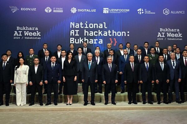 Касым-Жомарт Токаев и Шавкат Мирзиёев посетили Общенациональный хакатон по ИИ в Бухаре - Sputnik Казахстан