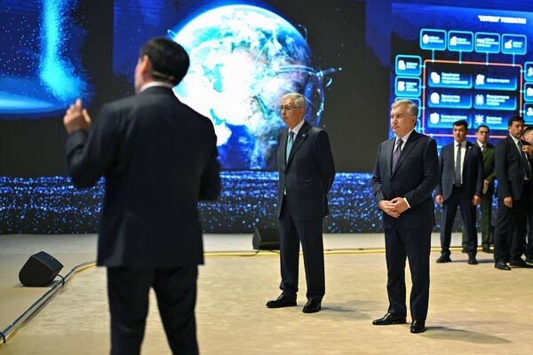 Касым-Жомарт Токаев и Шавкат Мирзиёев посетили Общенациональный хакатон по ИИ в Бухаре - Sputnik Казахстан