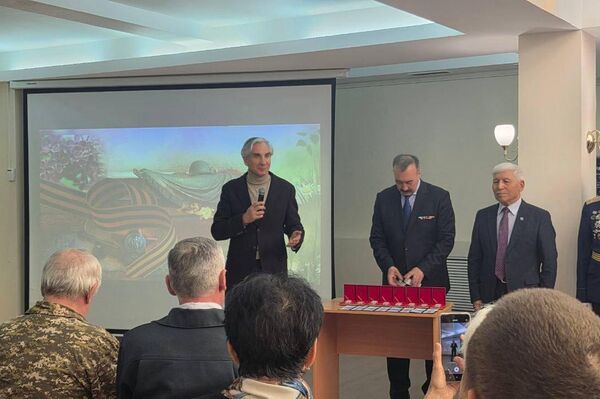 Торжественная церемония вручения медалей За доблесть и верность долгу в Русском доме в Астане Торжественная церемония вручения медалей За доблесть и верность долгу в Русском доме в Астане - Sputnik Казахстан