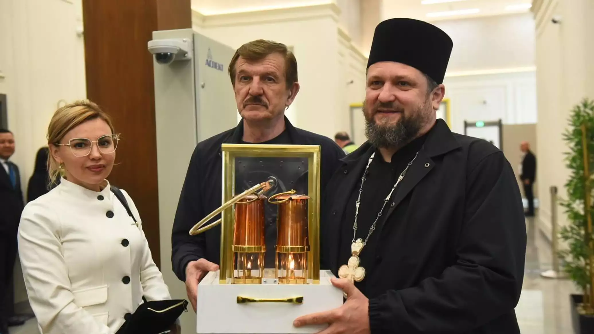 Благодатный огонь из храма Гроба Господня в Иерусалиме доставили в Алматы