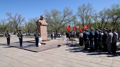 В Байконуре в День космонавтики возложили цветы к памятнику Сергею Королеву