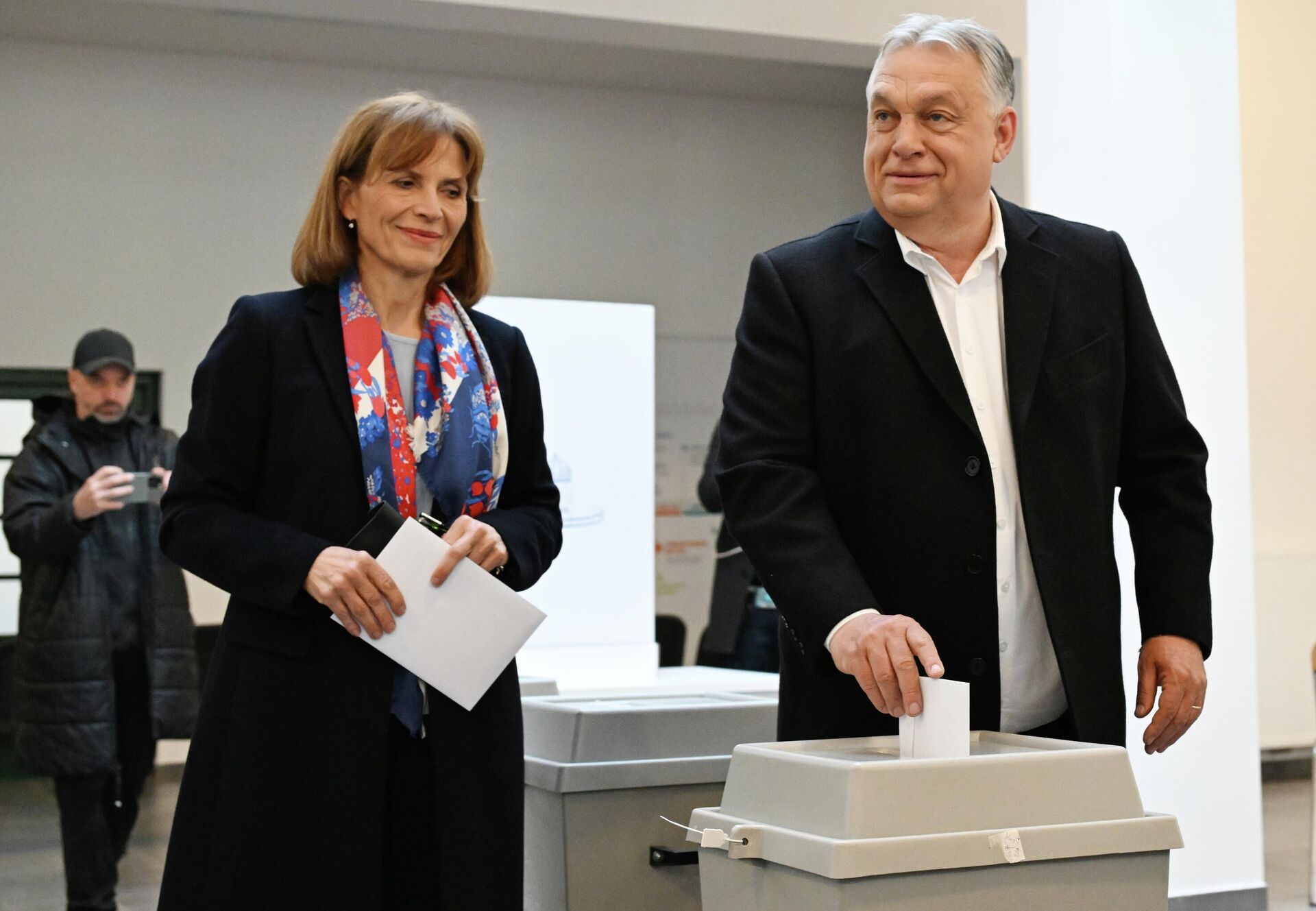 Премьер-министр Венгрии Виктор Орбан с супругой Анико Леваи - Sputnik Казахстан, 1920, 13.04.2026