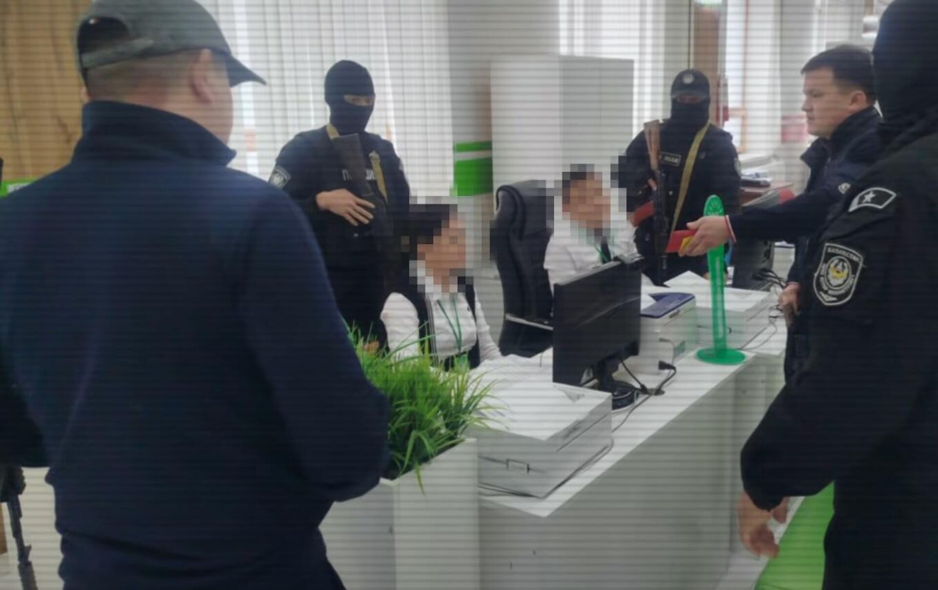 Канал незаконной миграции пересекли полицейские в Шымкенте - Sputnik Қазақстан, 1920, 13.04.2026