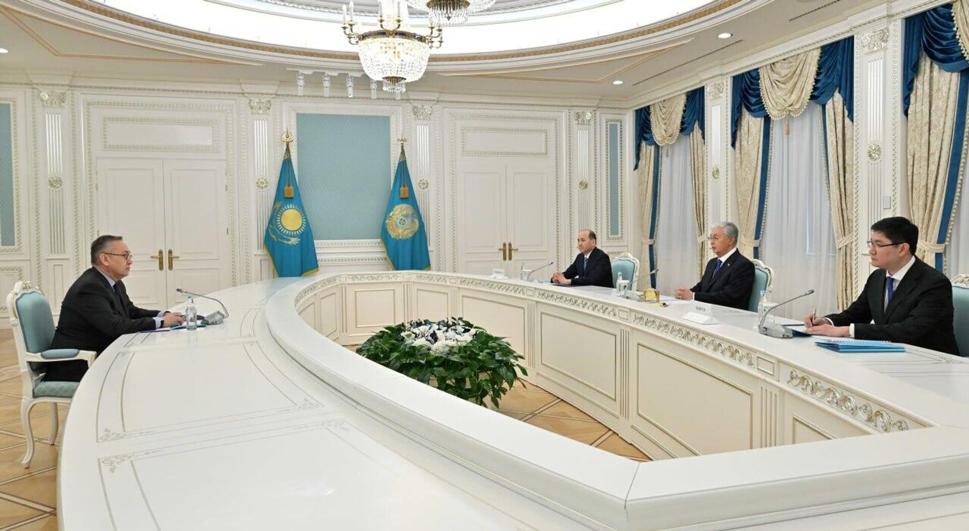 Касым-Жомарт Токаев  принял Генерального секретаря ОДКБ Таалатбека Масадыкова - Sputnik Қазақстан, 1920, 13.04.2026
