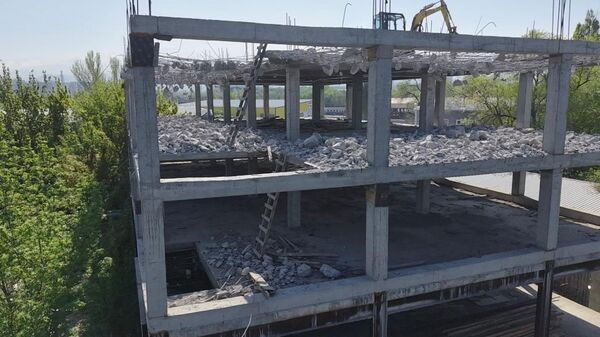 Крупный недостроенный объект сносят в Алматы по решению суда - Sputnik Казахстан