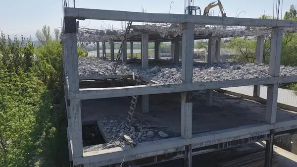 Алматыда құрылысы аяқталмаған ірі нысан сот шешімімен бұзылды - Sputnik Қазақстан