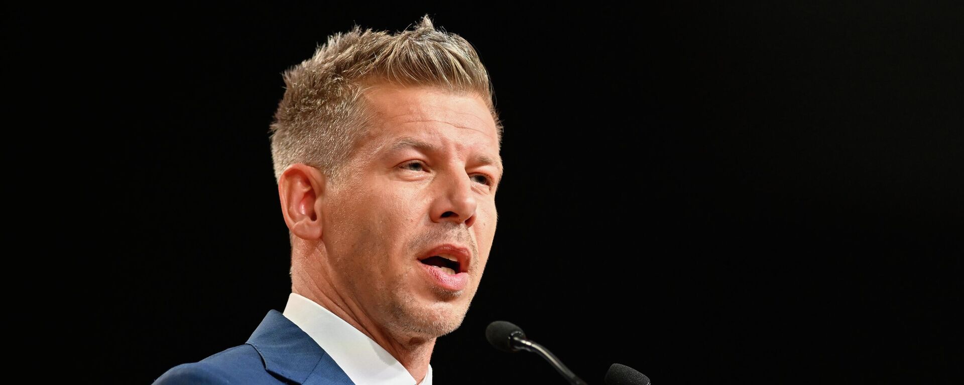 Петер Мадьяр выступает перед журналистами - Sputnik Қазақстан, 1920, 13.04.2026