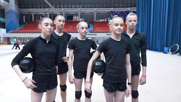 В групповых упражнениях выступали Алена Селиверстова, Злата Ремчукова, Нелли Реуцкая, Николь Андрончик и Алина Прощалыкина - Sputnik Казахстан