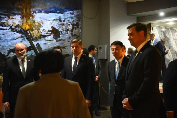 Делегация во главе с министром иностранных дел Беларуси Рыженковым встретилась с внучкой легендарного генерала И.В. Панфилова Алуой Байкадамовой и посетила Музей боевой славы - Sputnik Казахстан