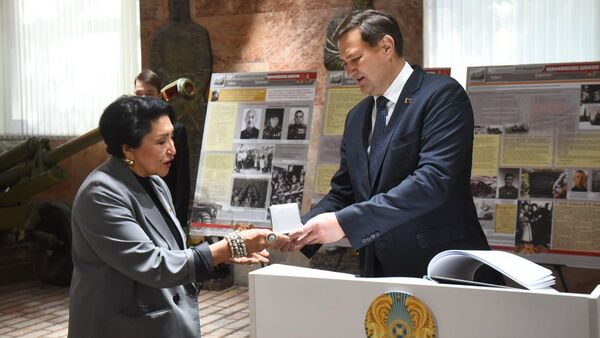 Монету к 80-летию Победы передал глава МИД Беларуси музею боевой славы в Алматы