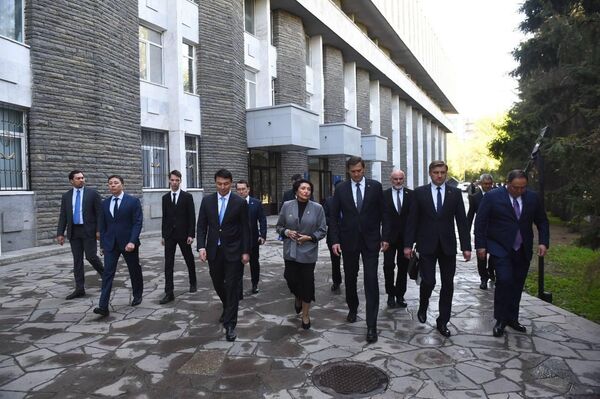 Делегация во главе с министром иностранных дел Беларуси Рыженковым встретилась с внучкой легендарного генерала И.В. Панфилова Алуой Байкадамовой и посетила Музей боевой славы - Sputnik Казахстан