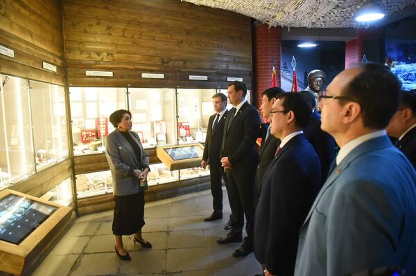 Делегация во главе с министром иностранных дел Беларуси Рыженковым встретилась с внучкой легендарного генерала И.В. Панфилова Алуой Байкадамовой и посетила Музей боевой славы - Sputnik Казахстан