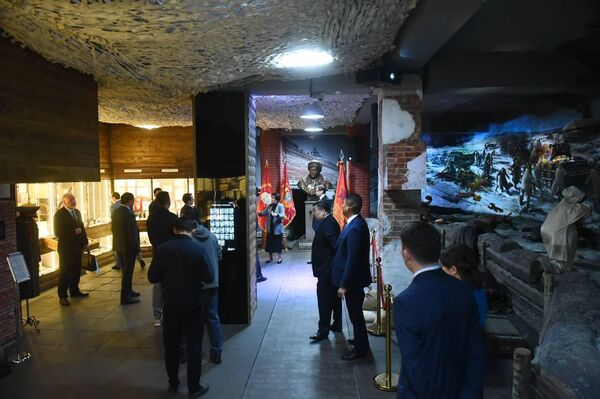 Делегация во главе с министром иностранных дел Беларуси Рыженковым встретилась с внучкой легендарного генерала И.В. Панфилова Алуой Байкадамовой и посетила Музей боевой славы - Sputnik Казахстан