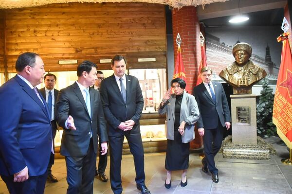 Делегация во главе с министром иностранных дел Беларуси Рыженковым встретилась с внучкой легендарного генерала И.В. Панфилова Алуой Байкадамовой и посетила Музей боевой славы - Sputnik Казахстан