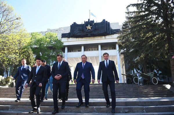 Делегация во главе с министром иностранных дел Беларуси Рыженковым возложила венок к Вечному огню в Парке 28 гвардейцев-панфиловцев в Алматы - Sputnik Казахстан