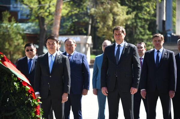 Делегация во главе с министром иностранных дел Беларуси Рыженковым возложила венок к Вечному огню в Парке 28 гвардейцев-панфиловцев в Алматы - Sputnik Казахстан