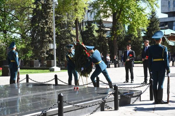 Делегация во главе с министром иностранных дел Беларуси Рыженковым возложила венок к Вечному огню в Парке 28 гвардейцев-панфиловцев в Алматы - Sputnik Казахстан