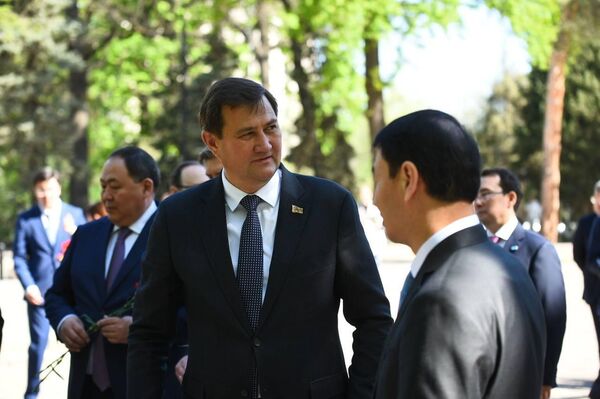 Делегация во главе с министром иностранных дел Беларуси Рыженковым возложила венок к Вечному огню в Парке 28 гвардейцев-панфиловцев в Алматы - Sputnik Казахстан