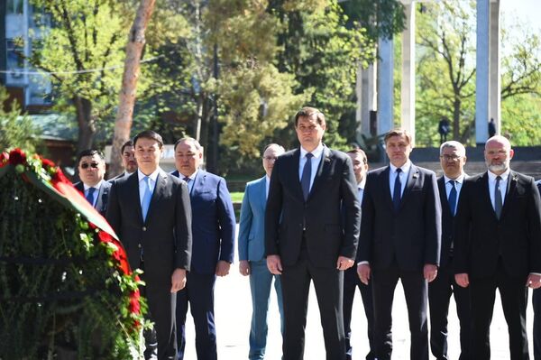 Делегация во главе с министром иностранных дел Беларуси Рыженковым возложила венок к Вечному огню в Парке 28 гвардейцев-панфиловцев в Алматы - Sputnik Казахстан