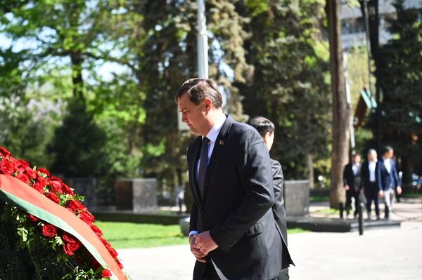 Делегация во главе с министром иностранных дел Беларуси Рыженковым возложила венок к Вечному огню в Парке 28 гвардейцев-панфиловцев в Алматы - Sputnik Казахстан