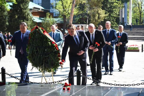Делегация во главе с министром иностранных дел Беларуси Рыженковым возложила венок к Вечному огню в Парке 28 гвардейцев-панфиловцев в Алматы - Sputnik Казахстан