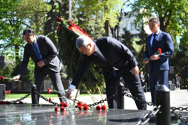 Делегация во главе с министром иностранных дел Беларуси Рыженковым возложила венок к Вечному огню в Парке 28 гвардейцев-панфиловцев в Алматы - Sputnik Казахстан