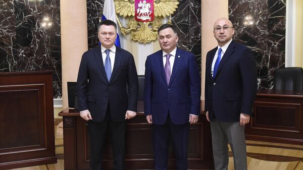 Главы Верховного суда России и Казахстана Игорь Краснов и Асламбек Мергалиев, а также посол Казахстана в РФ Даурен Абаев - Sputnik Казахстан