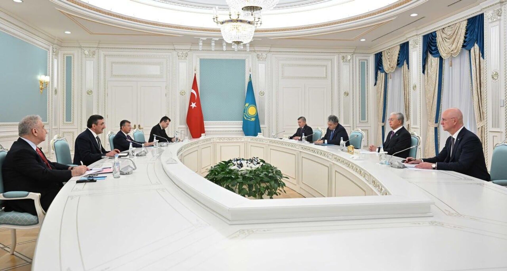  Вице-президент Турции Джевдет Йылмаз и Касым-Жомарт Токаев провели встречу в Акорде - Sputnik Казахстан, 1920, 15.04.2026