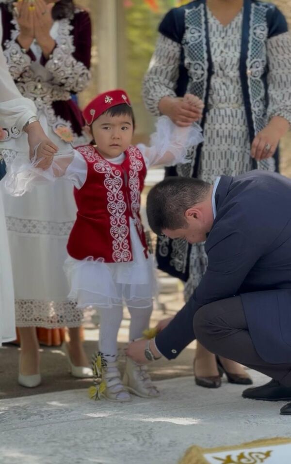 Два года назад пятилетнюю Тамирис спасли после падения с четвертого этажа - Sputnik Казахстан