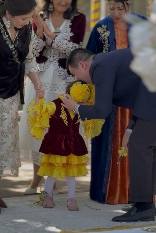 Руфина родилась с диагнозом ДЦП и после года реабилитации делает первые шаги - Sputnik Казахстан