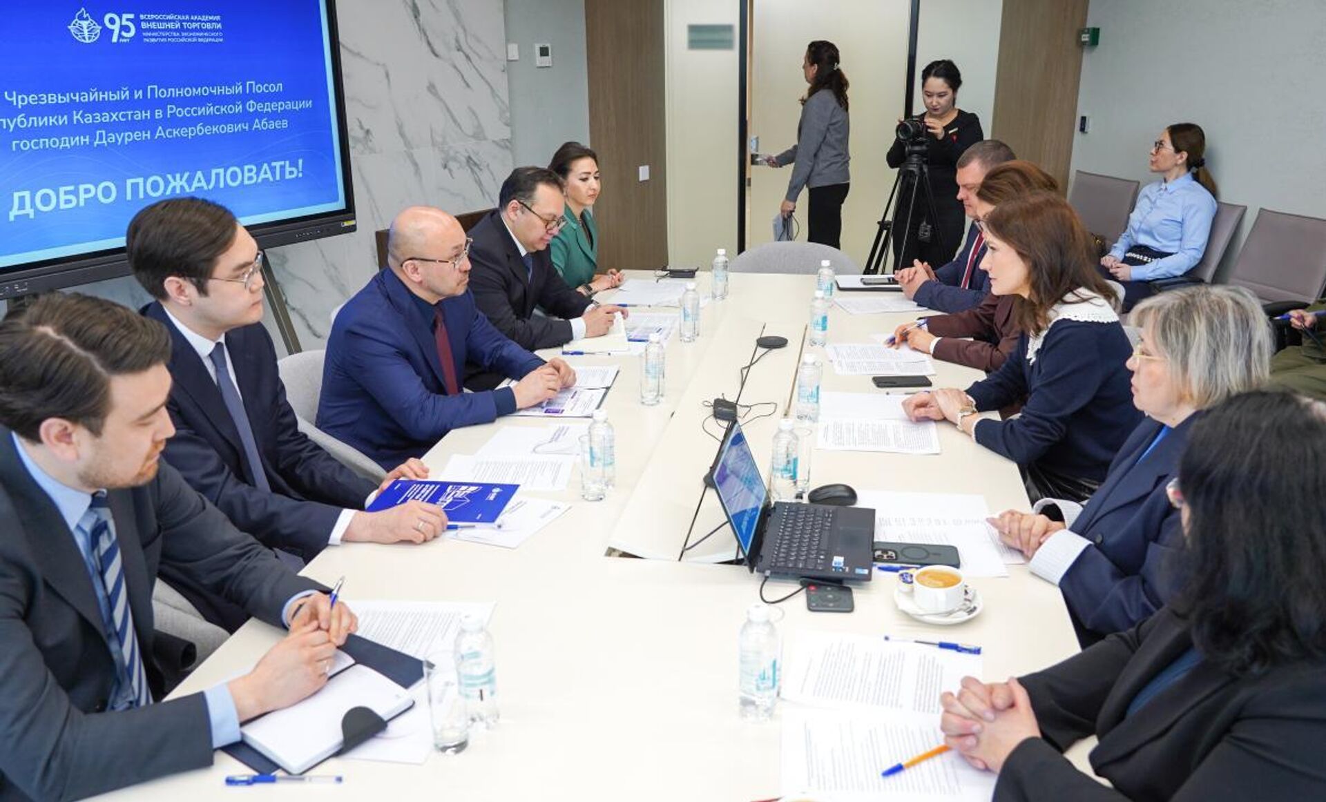 Посол Казахстана в России Даурен Абаев посетил Всероссийскую академию внешней торговли  - Sputnik Казахстан, 1920, 15.04.2026