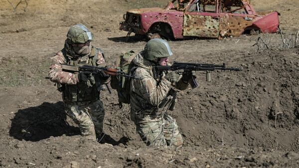 Учения штурмовых подразделений группировки войск Днепр в Запорожской области - Sputnik Казахстан