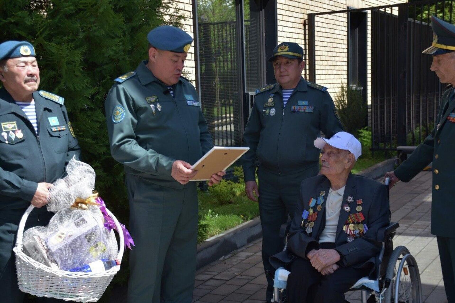 Военнослужащие Десантно-штурмовых войск поздравили участника Великой Отечественной войны Ивана Бегунова - Sputnik Казахстан, 1920, 16.04.2026