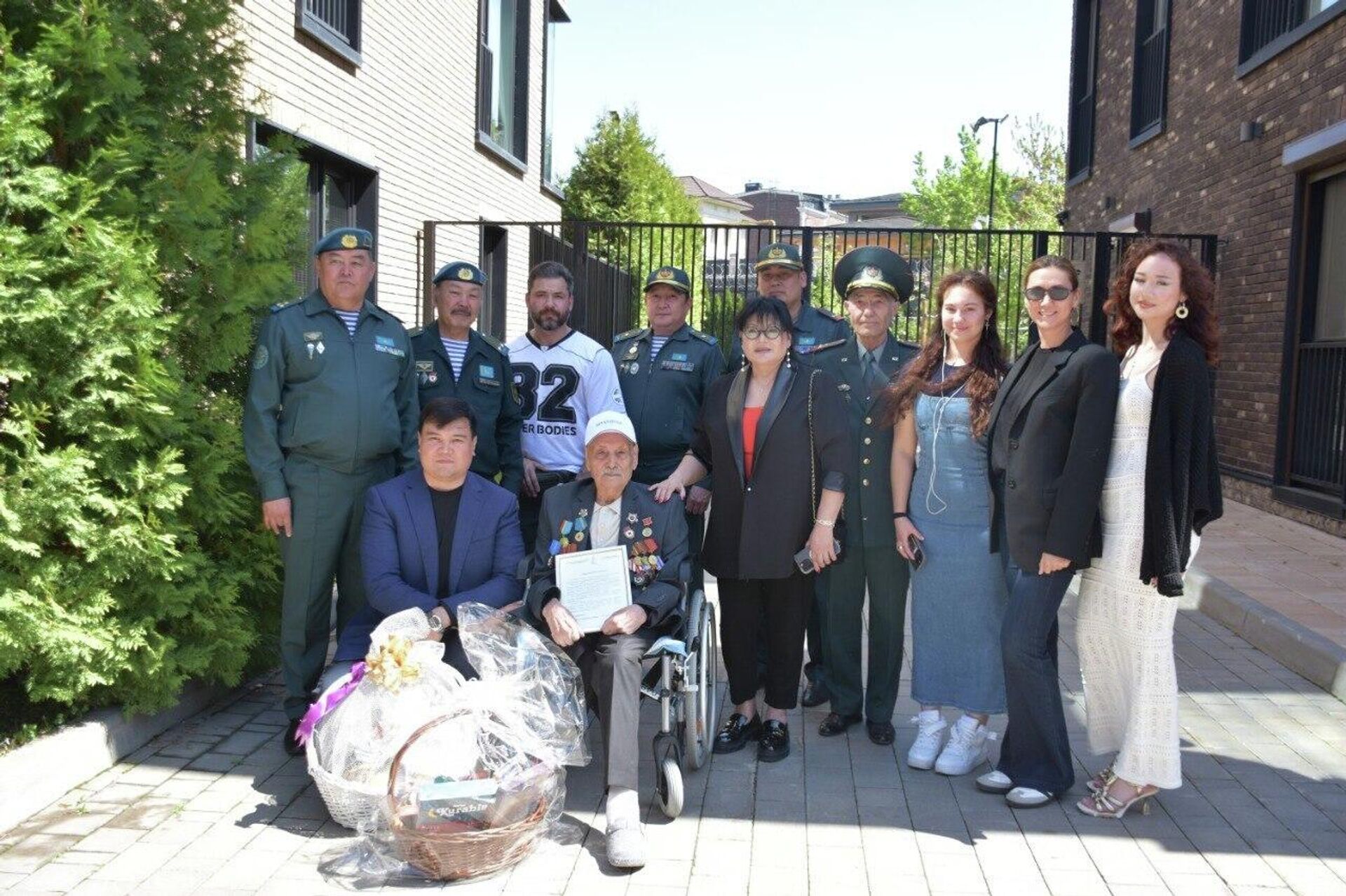 Военнослужащие Десантно-штурмовых войск поздравили участника Великой Отечественной войны Ивана Бегунова - Sputnik Казахстан, 1920, 16.04.2026