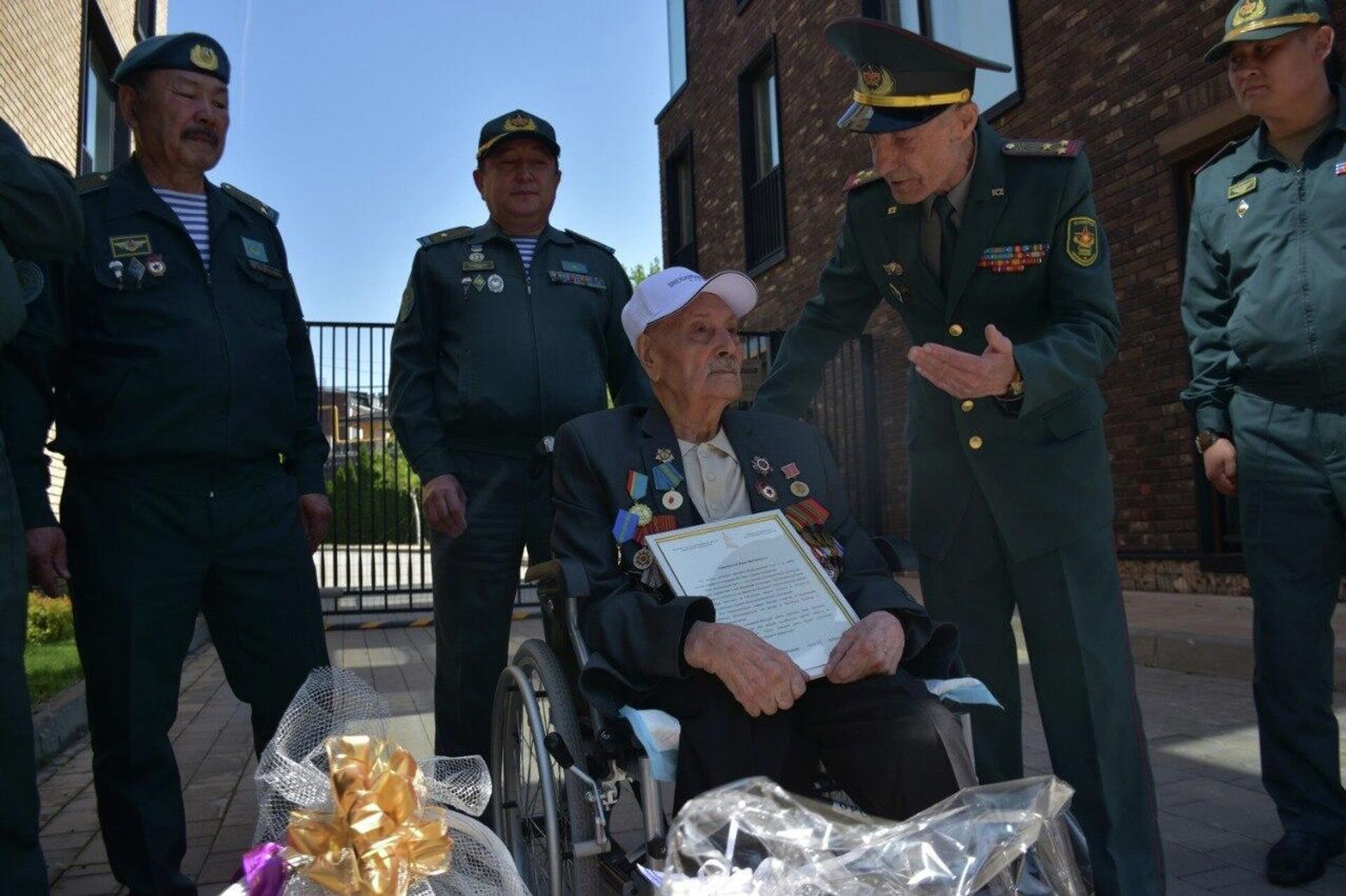 Военнослужащие Десантно-штурмовых войск поздравили участника Великой Отечественной войны Ивана Бегунова - Sputnik Казахстан, 1920, 16.04.2026